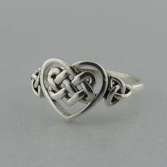 Zilveren Ring Hartje met Keltische Triquetra 