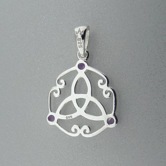 Zilveren Hanger Keltische Triquetra met kleine Amethist steentjes 