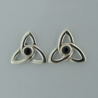 Zilveren Oorstekers Keltische Triquetra met onyx  