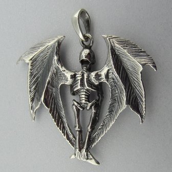 Zilveren Hanger Skelet in Vleermuis Vleugels  
