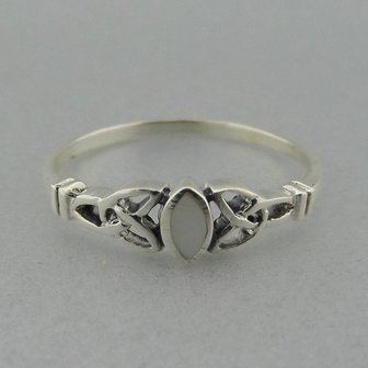 Zilveren Ring Keltische Triquetra met Parelmoer Wit 