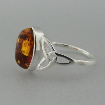 Zilveren Ring Keltische Triquetra met Barnsteen   