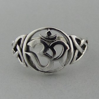 Zilveren Ring Ohm met Keltische Triquetra   