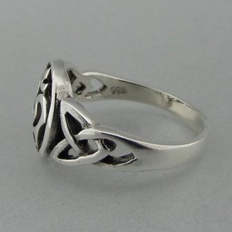 Zilveren Ring Ohm met Keltische Triquetra   