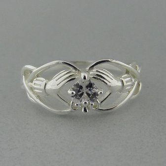 Zilveren Ring Claddagh met Keltische Triquetra en Zirkonia Steentje  