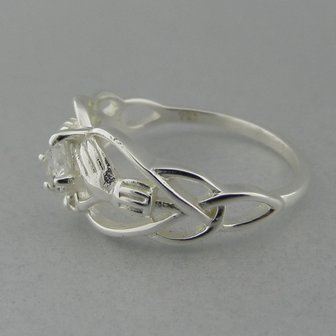 Zilveren Ring Claddagh met Keltische Triquetra en Zirkonia Steentje  