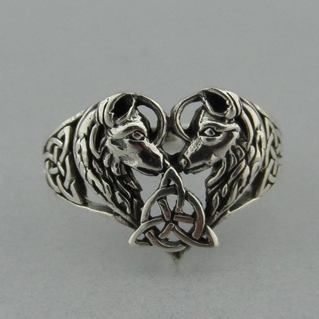 Zilveren Ring Wolven in Hart met Keltische Triquetra