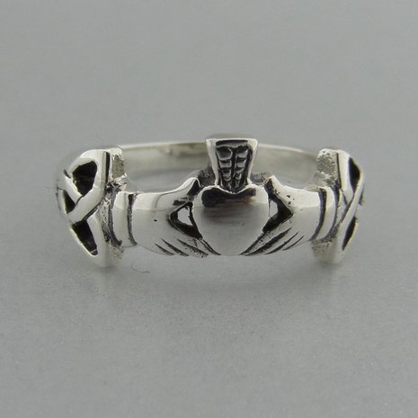 Zilveren Ring Claddagh met Keltische Triquetra 