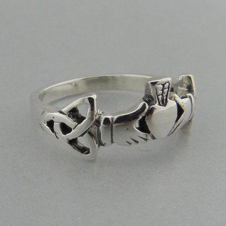 Zilveren Ring Claddagh met Keltische Triquetra 