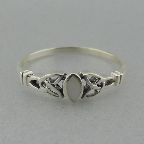 Zilveren Ring Keltische Triquetra met Parelmoer Wit 