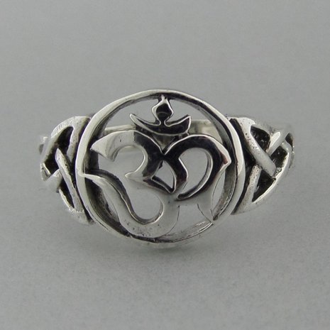 Zilveren Ring Ohm met Keltische Triquetra   