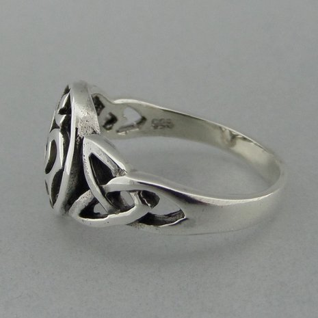 Zilveren Ring Ohm met Keltische Triquetra   