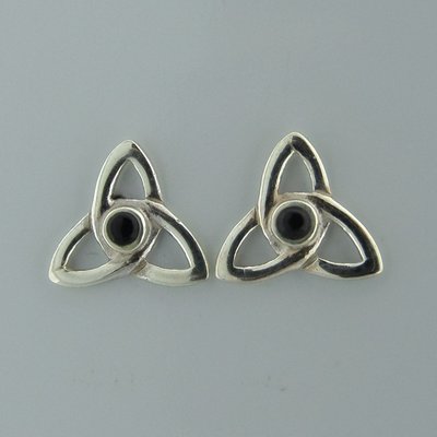 Zilveren Oorstekers Keltische Triquetra met onyx