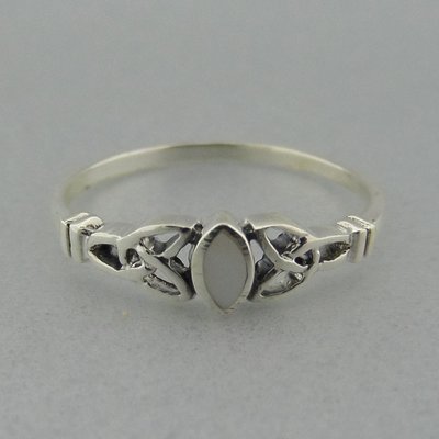 Zilveren Ring Keltische Triquetra met Parelmoer Wit