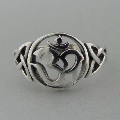 Zilveren Ring Ohm met Keltische Triquetra